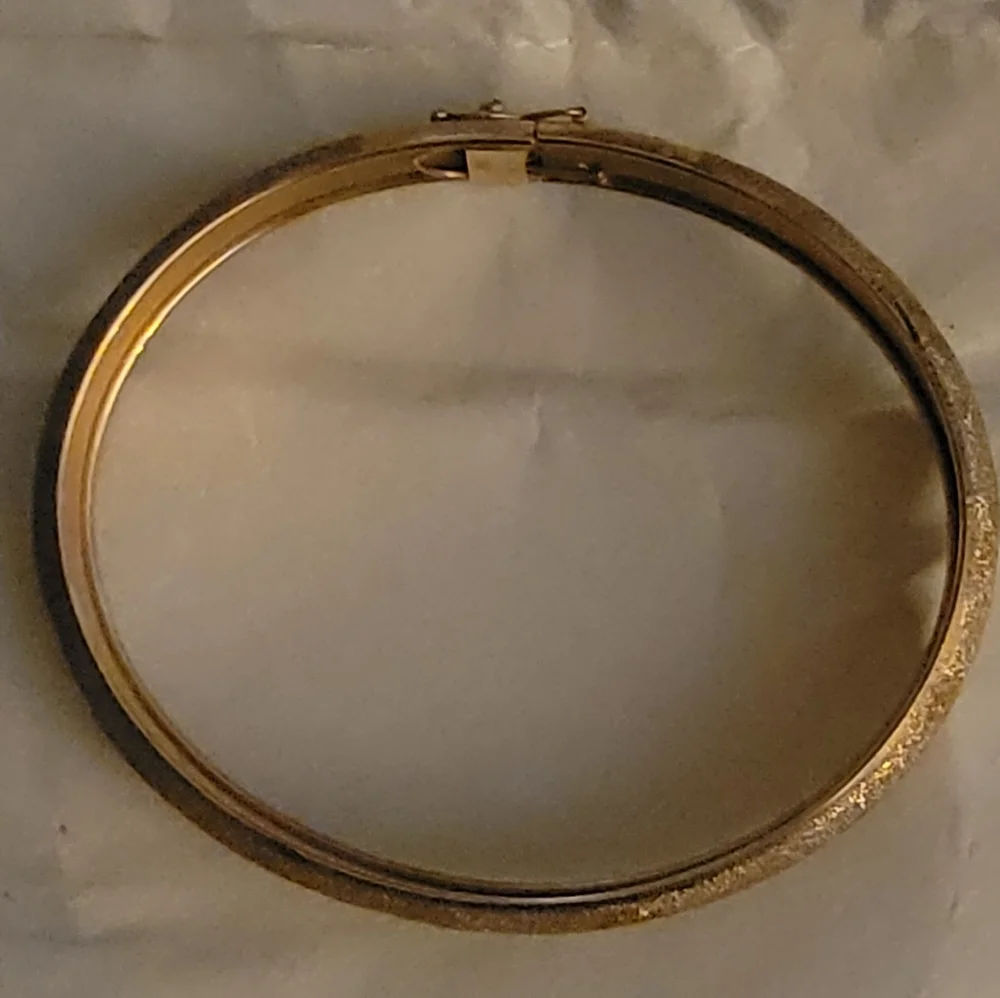 10K Yellow Gold Diamond Cut Bracelet. (See Stamp in Last 2 pics). - Picture 4 of 8